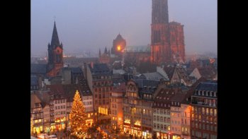 Strasbourg, la capitale de Noël, brille de mille feux !
A travers les ruelles de la ville, parcourez la rue du Dôme, la place Kleber, la rue du 22 novembre, etc...
Redécouvrez Strasbourg sous ses illuminations de Noël...