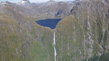 Devenez enquêteur et découvrez où a été prise la photo du jour ! Tous les moyens sont bons pour trouver... recherchez dans le dictionnaire, sur internet, ou dans vos photos personnelles et déposez en commentaire votre réponse. Au fur et à mesure de vos retours, je vous donnera d'autres indices...