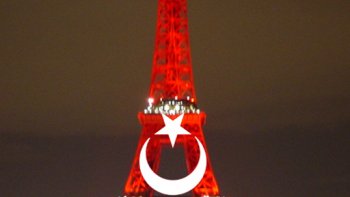 Vendredi soir, Paris a inauguré l'année Croisée France/Corée en illuminant la célèbre Tour Eiffel des couleurs de ce pays Asiatique. 