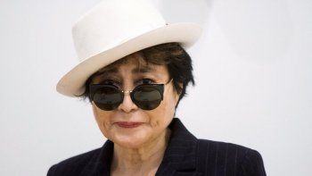  Yoko Ono
