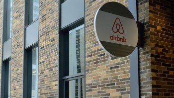 


Sur la plateforme Airbnb sur Internet, on voit toujours plus de logements à louer mais aussi toujours moins d'impôts à payer : voila le paradoxe sur le point de vue français du géant américain.