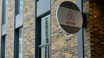 


Sur la plateforme Airbnb sur Internet, on voit toujours plus de logements à louer mais aussi toujours moins d'impôts à payer : voila le paradoxe sur le point de vue français du géant américain.