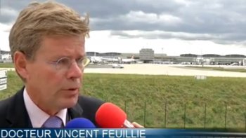 Le personnel d'Air France commence à s'inquiéter du risque de contamination du virus Ebola dans certains pays tels que le Nigéria, la Sierra Leone ou encore la Guinée. Certains membres de l'équipage refusent même d'embarquer pour ces destinations, obligeant Air France à faire appel à d'autres membres du personnel. Résultat, certains équipages sont parfois réduits de moitié.
