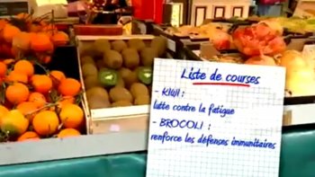 La pluie, le froid... Aucun doute, l'automne est bien là. Une saison qui met nos défenses immunitaires à rude épreuve. Pourtant, certains aliments permettent d'être plus en forme : le kiwi tout d'abord qui permet de lutter contre la fatigue et le chou pour contrer les infections. Il y aussi les noix et les amandes, famille des oléagineux qui donnent de l'énergie. Et enfin, les épices qui vont nous aider à lutter contre les bactéries.