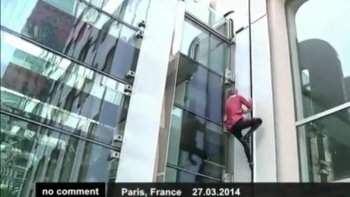 Spiderman, l'homme araignée, est un super-héros de l'univers de Marvel, qui possède des pouvoirs s'apparentant aux caractéristiques d'une araignée. Il peut par exemple lancer des toiles d'araignée ou encore grimper sur des bâtiments en s'y agrippant. C'est ce dont a fait le grimpeur français Alain Robert, surnommé “Spiderman”, il y a quelques semaines.  Il a escaladé la tour Ariane située dans le quartier d’affaires de la Défense.