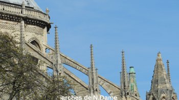 Petite balade avec notre amie Louisette à travers les rues de Paris... En passant par Notre Dame, écartons-nous et découvrons des pans de murs assez étonnants, le "Batofar" de Paris et bien d'autres endroits insolites... 