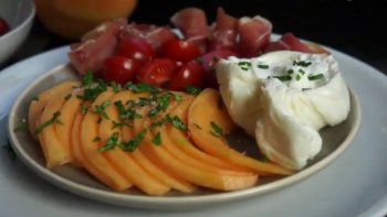 Festival de saveurs du sud, l'assiette estivale est une entrée bien fraîche facile à cuisiner pour soi et des convives.