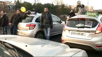 Hier, les auto-écoles ont manifesté, en voiture, pour montrer leur colère contre le projet de loi Ma-cron...