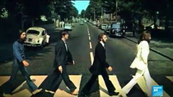 Depuis la parution de l'album "Abbey Road" en 1969, les touristes sont toujours plus nombreux à venir fouler le passage piéton à la manière des Beatles. À tel point que les autorités locales craignent pour la sécurité des passants.