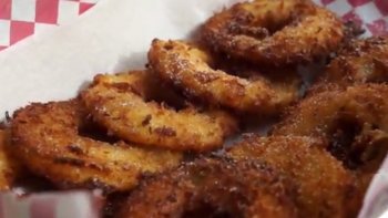De bons beignets de pomme chauds et croustillants, ça vous tente? Essayez cette recette simple et gourmande avec de belles rondelles de pommes et une pâte à beignet à la cannelle et noix... 