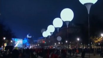 Et c'est chargé de vœux pleins d'espoir que des milliers de ballons se sont envolés au son de L'Ode à la joie de Beethoven, l'hymne de l'Europe et de la paix sur le Vieux Continent, devant la célèbre Porte de Brandebourg. Berlin honore sa liberté et son unité retrouvée. 