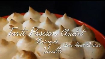 Dans cette vidéo, Chef Hervé réalise une tarte passion chocolat meringuée, le résultat est aussi beau que bon... La pâte brisée au chocolat est faite maison, la crème au fruit de la passion...