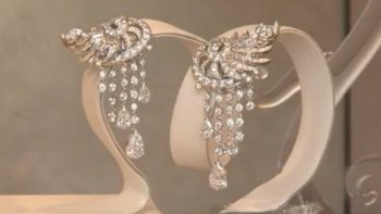 Les diamants centrafricains sont parmi les plus beaux et les plus recherchés. Alors que la Centrafrique est en pleine guerre civile, des groupes armés sévissent autour des sites de production, à la recherche des pierres précieuses. Des mines de Mouka, dans l'est du pays, aux bureaux d'achat à Anvers, en Belgique, en passant par ceux de Bangui, la capitale centrafricaine, notre reporter est parti sur les traces du plus éternel des joyaux...