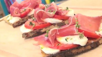 De jolies tartines colorées et délicieuses à faire à la dernière minute, pour un parfait apéro Italien ! Une recette économique et vraiment facile pour ne pas se prendre la tête.