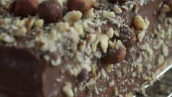 Voici une recette qui est particulièrement d'actualité, la bûche de Noel praline vanille.