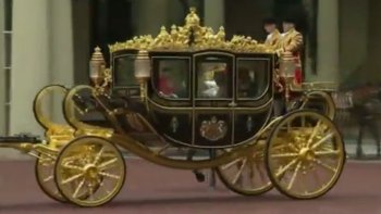 Le 4 juin 2014, la reine d'Angleterre a étrenné son nouveau carrosse pour se rendre à la chambre des Lords. Ce bijou, réalisé par un artiste australien, réunit plusieurs symboles du Royaume-Uni. Sa valeur est estimée à plus de 3 millions d'euros.
