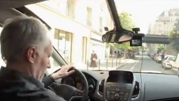 Caméra embarquée installée sur le pare-brise avant d'une voiture