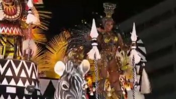 C'est le moment le plus attendu du carnaval, celui où la plus grand fête populaire au monde prend tout son sens. Au cœur de l'événement, les écoles de samba. Plumes, paillettes et énergie communicative...