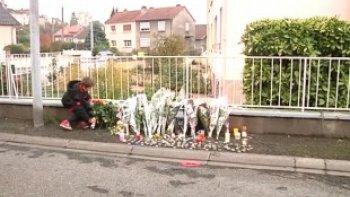 Poignardé par un déséquilibré ce jeudi soir, le petit Lucas est décédé ce lundi. L'annonce de cette triste nouvelle de la mort de ce gamin de 7 ans a suscité une vague d'indignation au sein de la population de la ville de Joeuf.

