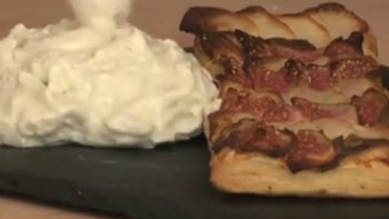 Fini de choisir entre fromage et dessert ! Le compromis est fait avec cette tarte figues, poires et sa chantilly à la Fourme d'Ambert, une recette proposée par Chef Damien. 