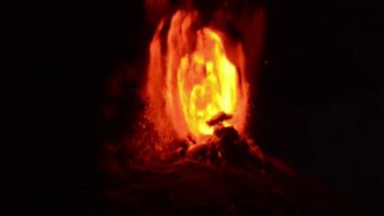 C'est l'un des plus actifs d'Amérique du Sud. Le volcan Villarrica, situé dans le sud du Chili, est entré en éruption mardi. 