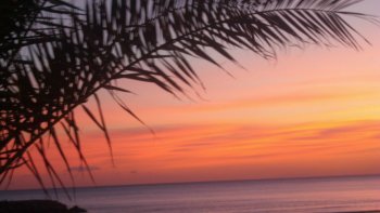 Entre ciel, soleil et mer découvrez avec notre amie Poupette des vues spectaculaires ! Il s'agit de couchers de soleil aux couleurs rougeâtres et orangées...