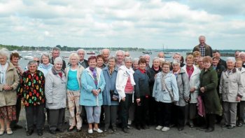 Des retraités visitent la ville de Plougastel, chef lieu de la fraise !