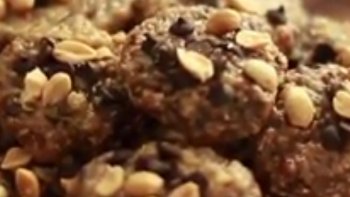 A travers cette nouvelle vidéo, Chef Hervé partage avec vous la recette de ses "magic" cookies sans cuisson au chocolat et beurre de cacahuètes...