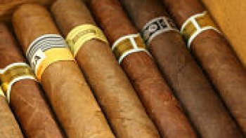 À Cuba, au paradis du cigare, un festival rend hommage au produit local à la renommée mondiale.
Le Habano (aussi appelé "Havane") serait-il le meilleur remède au froid européen ? Entre les derniers jours du mois de février et les premiers de mars, Cuba accueillera les amateurs de celui que l'on proclame sans complexe :  "meilleur cigare au monde".
