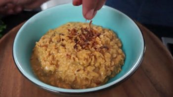 Dhal Curry est une recette indienne très simple de curry de lentilles corail au lait de coco. Un plat végétarien qui régalera vos convives et les fera voyager.