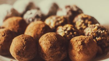 Les fêtes de fin d'année approchent. Notre chef ordissinaute Minou nous livre une variante de la recette classique des truffes en y ajoutant du whisky !