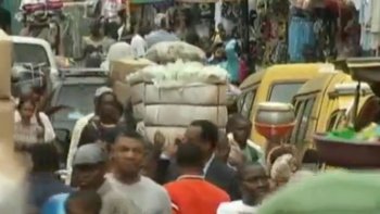 Le Nigéria, déclaré 'Ebola free' par l'Organisation mondiale de la santé. Depuis qu'un voyageur en provenance du Libéria a introduit le virus dans la capitale économique Lagos, le 20 juillet, Ebola a tué 8 personnes dans le pays le plus peuplé d'Afrique, mais la contagion n'a pas eu lieu.