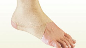 Gros plan sur nos "bobos" gênants : l'entorse. Au sport, au travail ou encore en portant des jolies chaussures à talon. L'entorse est là. C'est vrai, nous sommes souvent confrontés à ce genre de petits incidents laissés à la légère. 