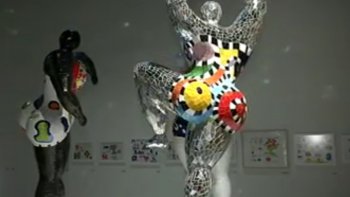 Une grande rétrospective, la première depuis 20 ans en France, des oeuvres de Niki de Saint Phalle est présentée au Grand Palais à Paris. A partir du 17 septembre jusqu'au 2 février 2015 vous pourrez y voir ses célèbres "nanas", mais aussi une partie moins connue du travail de cette sculptrice féministe.