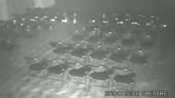 C'est une caméra de surveillance du théâtre Brookside en Angleterre qui a filmé la scène. Une chaise qui se déplace toute seule, et si les fantômes existaient vraiment ?
