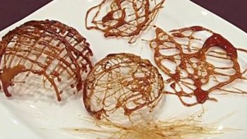 Coques en caramel et cheveux d'ange est une recette pas trop difficile à réaliser pour décorer vos desserts.