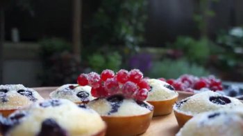 Un goûter léger et délicieux pour accompagner les derniers jours de soleil, voici une recette de petits financiers aux myrtilles et zestes de citron, proposée par la Chef Hervé.