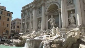 La fontaine de Trévi, se situant à Rome est l'une des plus célèbres fontaines du monde, attirant chaque année des milliers de visiteurs. Cet édifice datant du XVIIIE siècle est en cours de rénovation. Le coût des travaux s'élève à 2.1 millions d'euros.