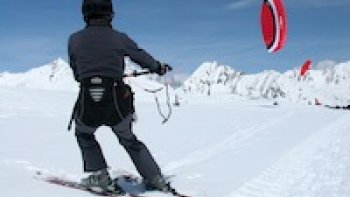 La saison des sports d'hiver a commencé il y a plusieurs semaines et de plus en plus de stations de ski proposent ce nouveau sport de neige qui a le vent en poupe : le ski à voile ou Snowkite.

