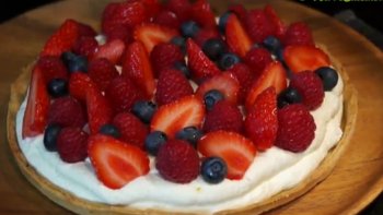 Cette succulente recette de tarte aux framboises, myrtilles et fraises est très simple à réaliser et très légère, avec tous les conseils pour bien réussir sa pâte et sa garniture.