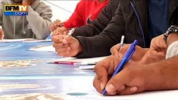 Des milliers de réfugiés fuient la guerre chez eux pour venir trouver refuge dans les pays d’Europe. Pourtant, une fois arrivés, ils ne sont pas au bout de leurs peines. Cela commence avec l’apprentissage de la langue du pays.