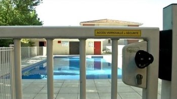 Dans ces journées de grande chaleur, un simple point d'eau devient le lieu de toutes les convoitises. Qui ne désire pas se prélasser aux abords d'une piscine, surtout si l'une est présente dans votre résidence. Malheureusement, ce privilège peut mener à certains incidents et provoquer des violences de la part de personnes voulant coûte que coûte profiter de l'endroit.