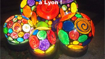 Venez découvrir la Fête des Lumières 2013 à Lyon avec des effets visuels époustouflants ! Jeux de lumières, ombres et animations sur les façades de Lyon vous feront rêver...