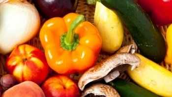 Contrairement aux idées reçues, les aliments de base ont tendance à baisser depuis deux ans. Pour les produits phares des marques nationales, on constate une baisse de 16% pour les pâtes, 10% pour la confiture et l'eau, 8% pour la purée. Selon l'UFC Que Choisir, ce phénomène est dû à la chute des prix des matières premières agricoles. Cependant, pour la plupart des consommateurs, cette baisse n'est pas encore très visible.