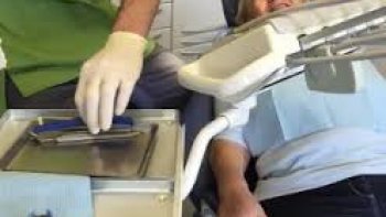 La Cour des comptes vient de publier un rapport assez accablant sur l'état de santé bucco-dentaire des Français. Pour la Haute institution, les dépassements des honoraires pratiqués par les professionnels sont élevés comme c'est le cas en région parisienne où ils peuvent atteindre les 1000 euros. Un dentiste interrogé sur la question juge cette situation anormale.