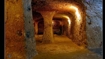 Notre ordissinaute Suzy nous propose de voyager à travers son diaporama au coeur de Derinkuyu, la ville souterraine située en actuelle Turquie. Une expérience prenante et surprenante !