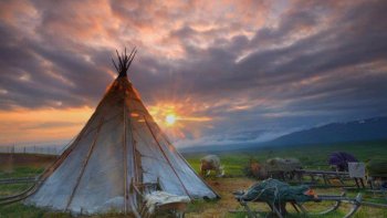 La péninsule de Yamal est une vaste péninsule située aux confins de la Russie à proximité du cercle arctique. Même si cet endroit est très difficile d’accès, de nombreux explorateurs et touristes en guise d'aventures et de dépaysement se dirigent tous les ans vers cet espace. Grâce à notre ordissinaute Poupette, partons à la découverte de ses habitants et de leurs activités à travers une description qui permettra aux futurs visiteurs de ces contrées de s'immerger dans leur quotidien.