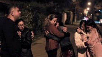 Le violent séisme qui a eu lieu mercredi soir dans le centre du Chili a fait cinq morts et un disparu. Une alerte tsunami a alors été déclenchée et un million de personnes ont été évacuées des villes côtières.