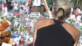 Sept jours après l'attentat de Nice ayant coûté la vie de près de 84 personnes, certains proches des victimes souhaitent porter non seulement contre l’État mais également contre les autorités municipales niçoises. Pour ses familles encore sous le choc, cette action vise à obtenir du gouvernement et de la mairie de Nice des réponses à quelques unes de leurs préoccupations.