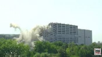 

Lyon rénove ses quartiers pour offrir le meilleur à ses habitants. Dernière action en date : la démolition de la toute dernière barre d’immeuble dans le quartier sensible dite de La Duchère.
